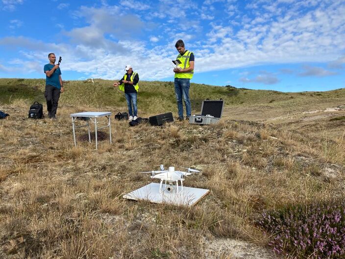 Foto gemaakt door Pieter Bliek - Om ze tot in de detail in kaart te kunnen brengen, zijn vijf van de duinpannen van vrieskoujagers Karel Holvoet en Pieter Bliek met drones onderzocht. 