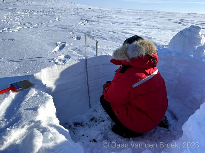 Foto gemaakt door Daan van den Broek - Daan in een snowpit. Hier analyseer ik de verschillende lagen in de sneeuw.