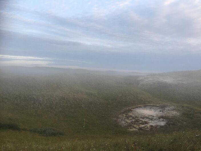 Foto gemaakt door Pieter Bliek - Castricum aan Zee - Hoewel een groot deel van het weekend bewolkt verliep, kwam het in de duinpannen tijdens schaarse opklaringen in de nacht toch weer tot matige vorst. De koudste duinpan was die bij Castricum aan Zee, zie foto. 