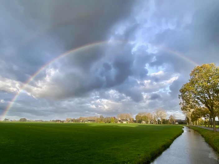 Foto gemaakt door Fas Vermeulen - Leerdam - Opklaringen met regenbogen zijn mogelijk tussen de buien door, zoals deze dubbele regenboog bij Leerdam. 
