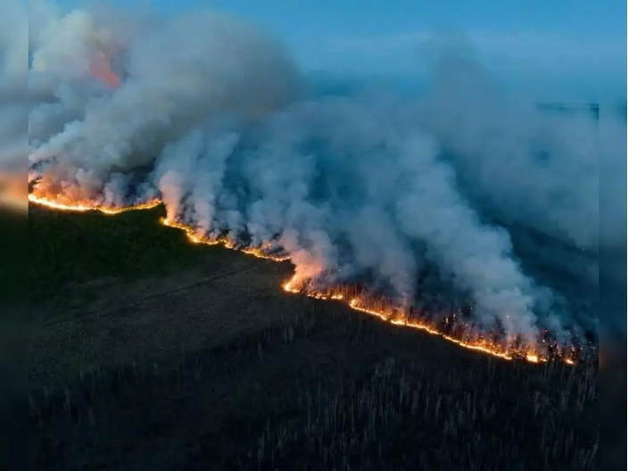 Foto gemaakt door BC Wildfire Service - Canada - Luchtfoto van bosbranden in het noordoosten van British Columbia op 9 juni 2023 
