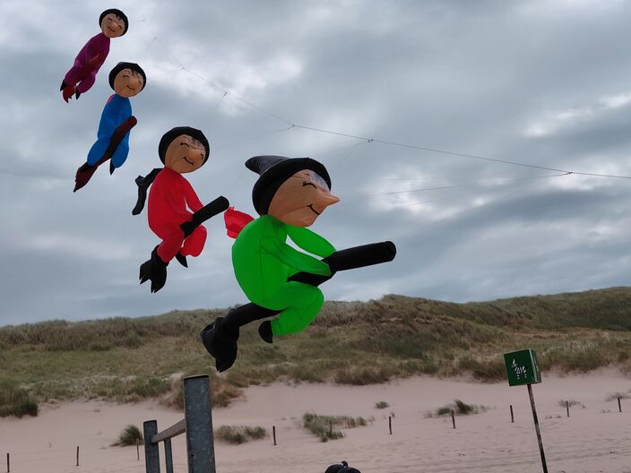 Foto gemaakt door Corrie Smit - Callantsoog - Een goede timing van het vliegerfeest: de matige westenwind houdt nog enkele dagen aan. Foto gemaakt door Corrie Smit - Callantsoog - Een goede timing van het vliegerfeest: de matige westenwind houdt nog enkele dagen aan.