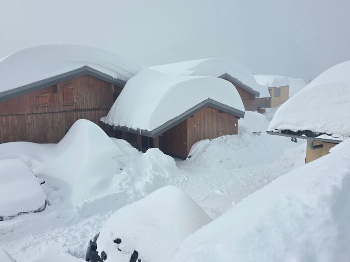 La Rosière (Franse Alpen) - Je auto uitgraven door een sneeuwdump van verse poedersneeuw, maar ook een verhoogd lawinegevaar.