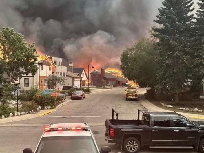 Jasper, Canada - De bosbrand die de stad Jasper bedreigde, heeft de stad bereikt en deels verwoest. Bron: CBC News