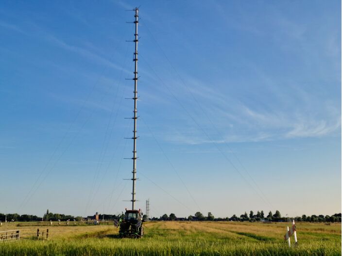 Foto gemaakt door Dilia van Zon - Cabauw - Grotendeels blauwe lucht bij het Cabauw weerstation van KNMI verraadt een opkomende warme dag