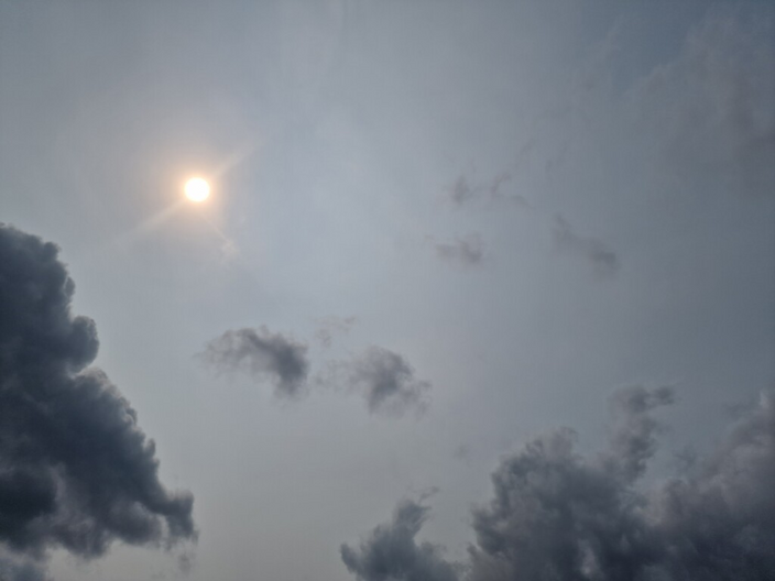 Foto gemaakt door Hendrik - Londerzeel - Rook van Canadese bosbranden gaf zondag een witte waas in de lucht
