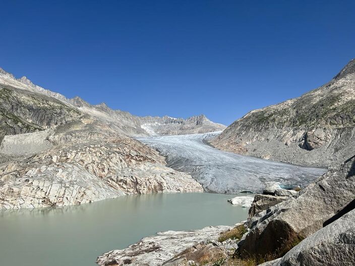 Foto gemaakt door Thieu S,meets - De Rhône gletsjer in Zwitserland. Het is er bij de gletsjertong 20 graden en het ijs smelt snel.