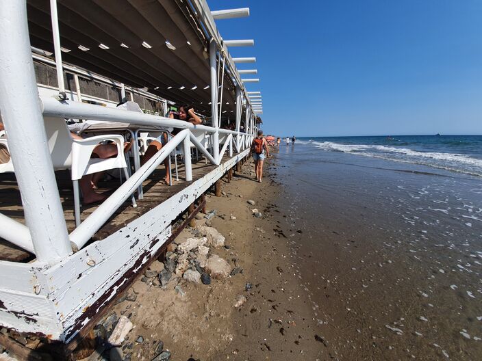 Foto gemaakt door Reinout van den Born - Las Chapas Playa - De Hipopotamos aan de Middellandse Zee, 7 kilometer ten westen van Marbella. Hij staat op het strand, maar de zee was er begin oktober al dichtbij. Nu is het nog erger.