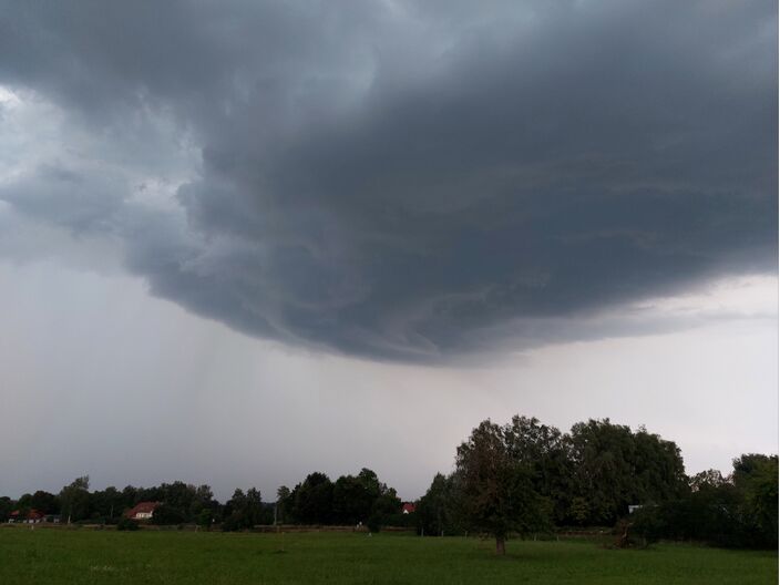 Foto gemaakt door Jelmer van der Graaff - Dorfen (Beieren, Duitsland) - Een roterende onweersbui in het zuidoosten van Duitsland op dinsdag tijdens een stormchase per trein.