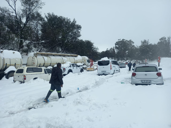 Foto gemaakt door ArriveAlive road safety awareness - Er viel centimeters sneeuw in delen van de Van Reenen’s pas in Zuid-Afrika.