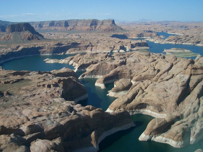 Foto gemaakt door PRA - Na de uiterst natte winter met veel sneeuw in de bergen beginnen de grootste stuwmeren van de VS in Nevada en Utah nu eindelijk te stijgen.  Op de foto Lake Powell in Utah.  - Na de uiterst natte winter met veel sneeuw in de bergen beginnen de grootste stuwmeren van de VS in Nevada en Utah nu eindelijk te stijgen. 