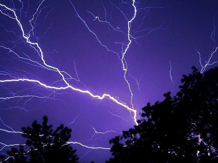 Foto gemaakt door Robin Brouwer - Leiden - Nieuw en potentieel flink onweer dient zich alweer aan. Tijdens de Pinksterdagen kan het al zover zijn. We zetten de mogelijkheden op een rij. 