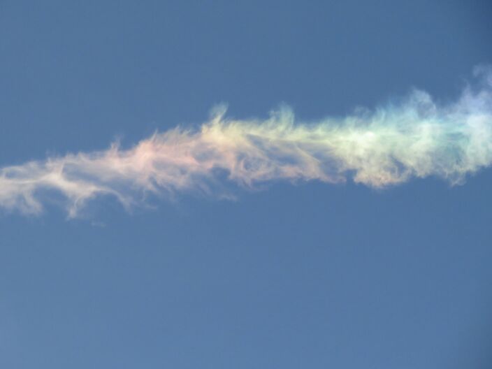 Foto gemaakt door Jorien Noorlander - Stolwijk - Iriserende wolk in een verder heldere lucht