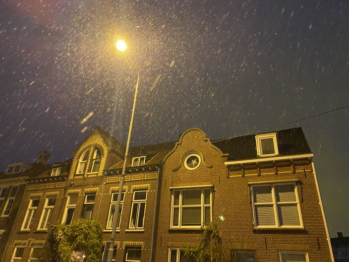 Foto gemaakt door Kevin Spanjersberg (Hart van Nederland) - Op eerste kerstdag viel lokaal wat natte sneeuw, zoals hier in Eindhoven.