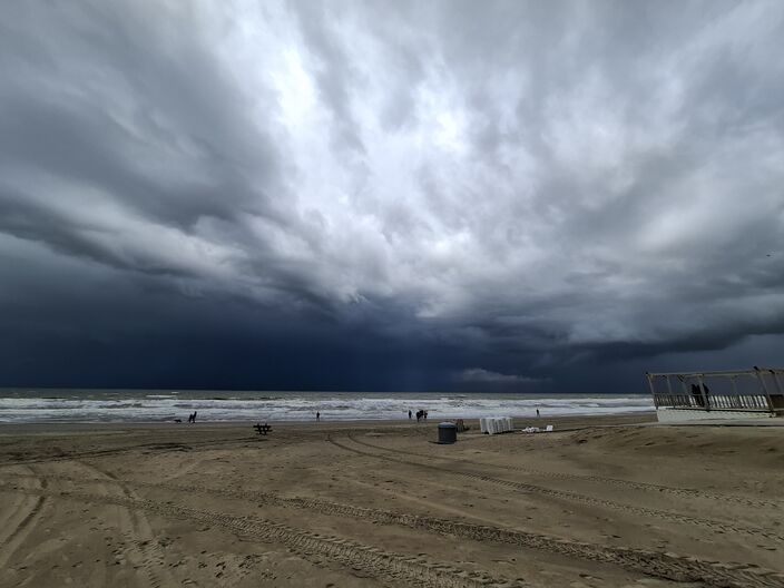 Foto gemaakt door Gert Mons - Noordwijk aan Zee - Donkere wolkenluchten aan zee