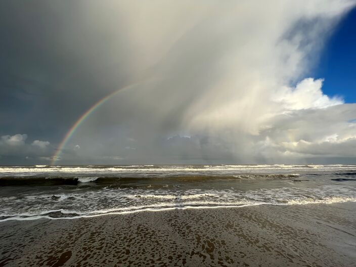 Foto gemaakt door Paul van Dijk - De komende weken is het soms droog nazomerweer, maar zeker aan zee vallen af en toe ook forse buien