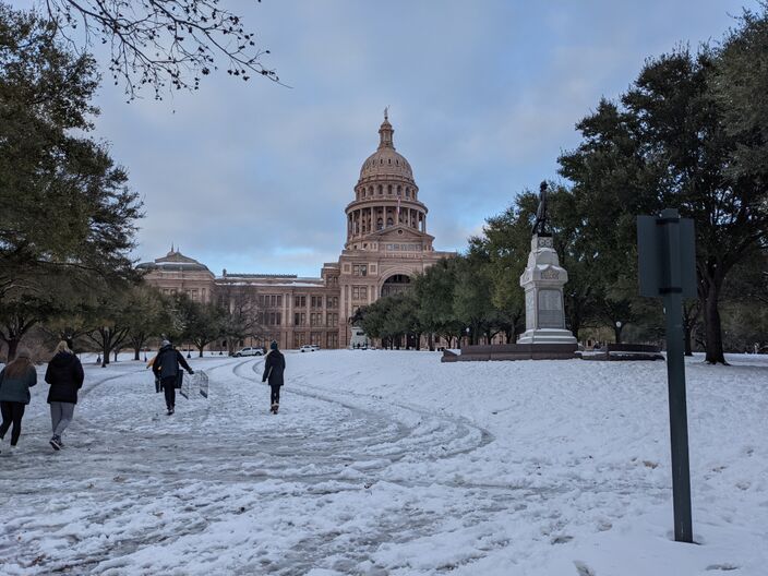 Foto gemaakt door Jno. Skinner - Austin - Sneeuw op het terrein van het regeringscentrum van Texas in de stad Austin, op 15 februari 2021. Ook toen was er een extreme uitbraak van arctische kou. 