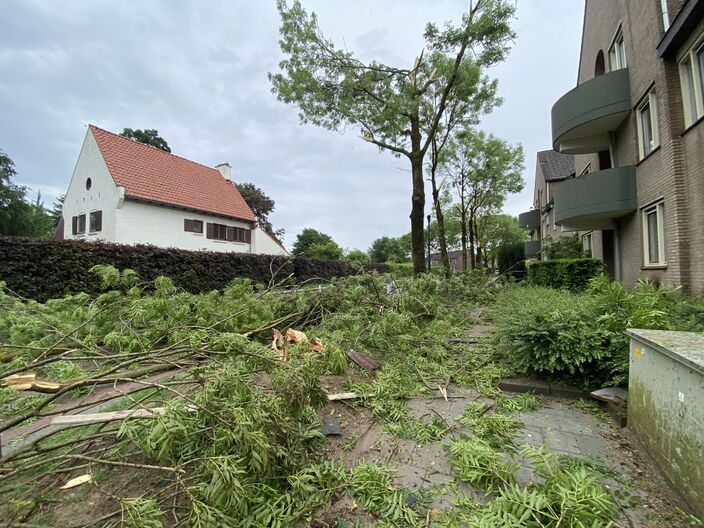 Foto gemaakt door Pieke Roelofs - Beek - Schade in het Limburgse Beek, waar een tornado overtrok.