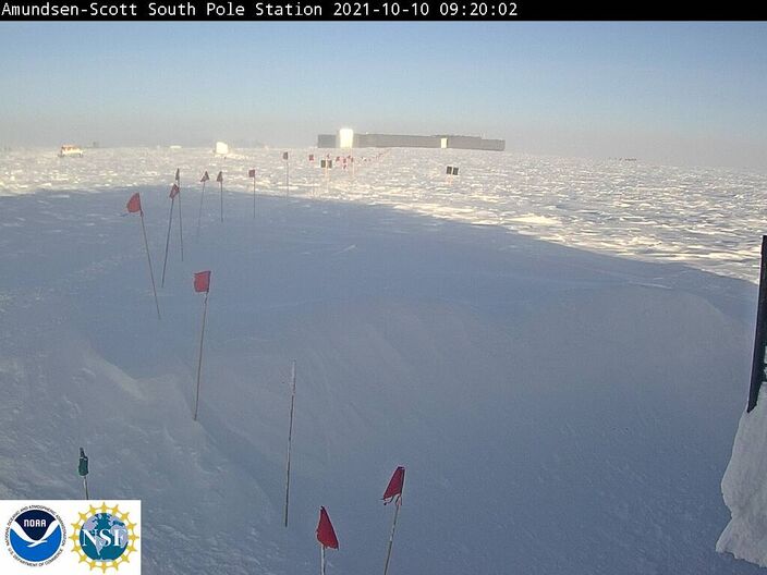 Foto gemaakt door Global Monitoring Laboratory, National Oceanic and Atmospheric Administration (NOAA) - Amundsen-Scott South Pole Station - Webcambeeld vanaf de zuidpool.