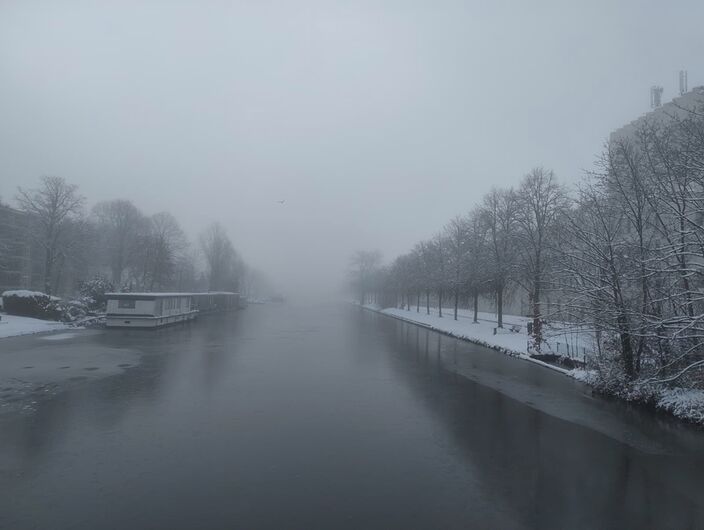 Foto gemaakt door Ellen van Balderen - Utrecht - Mistig kanaal met laagje ijs en rijp op bomen. Zo kan het er dit weekend weer uitzien. Foto gemaakt door Ellen van Balderen - Utrecht - Mistig kanaal met laagje ijs en rijp op bomen. Zo kan het er dit weekend weer uitzien.