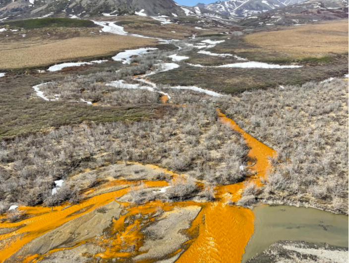 Foto gemaakt door Josh Koch (USGS) - Alaska - Oranje-gekleurde rivier in het Brooks-gebergte in Alaska