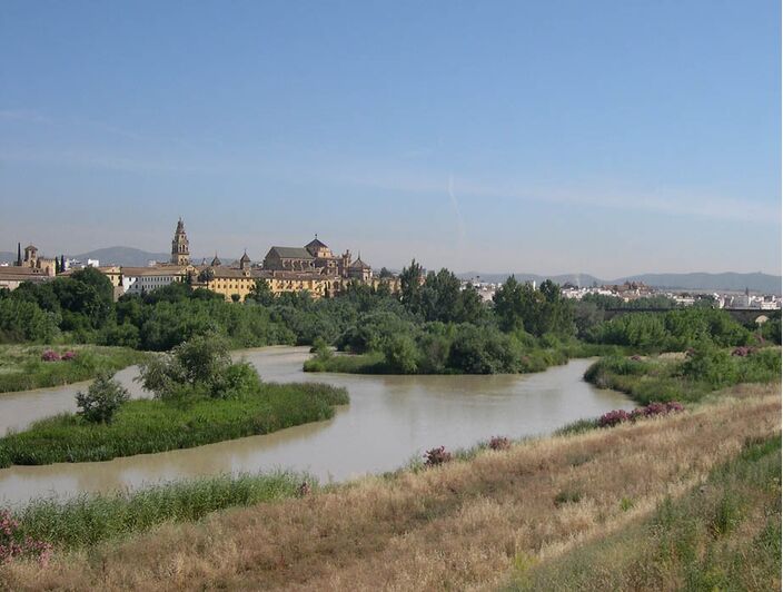 Foto gemaakt door Wikipedia - Córdoba - De Rio Guadalquivir op zijn passage door de stad Córdoba. 