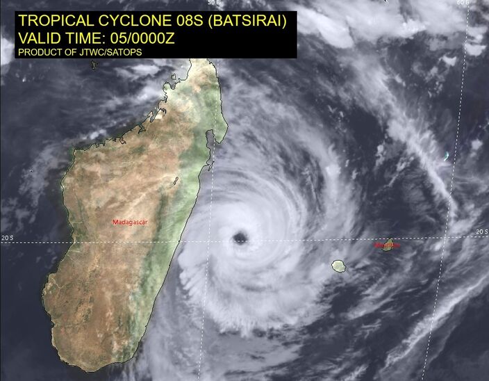 Foto gemaakt door Joint Tyfoon Warning Center - Madagaskar - Het oog van Batsirai is goed ontwikkelt en prachtig te zien op de satellietbeelden.