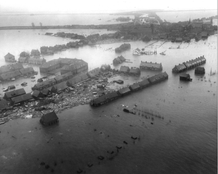 Foto gemaakt door Nationaal Archief / Wikipedia - Oude Tonge - Het is deze dagen op de kop af 70 jaar geleden dat Nederland zijn laatste, grote overstromingsramp beleefde. Een zware noordwesterstorm zaaide dood een verderf. Op de foto het zwaar getroffen Oude Tonge  op Goeree Overflakkee. 