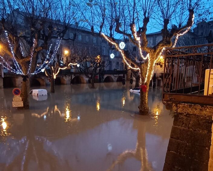 Foto gemaakt door Sabrina Ponce - Sommières, Frankrijk - De rivier de Vidourle bereikte een waterstand van 4 meter. Het marktplein in Sommières stond daardoor bijna een meter onder water.