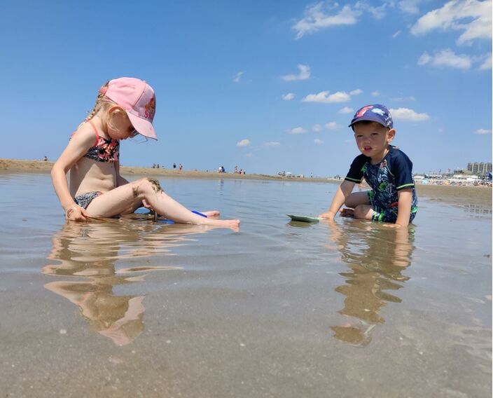 Foto gemaakt door Leonie Tragter - Zandvoort - Op de stranden kan verkoeling worden gezocht, daar is het vandaag maximaal 28 graden. 