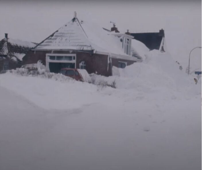 Foto gemaakt door still van een video - Een huis, verzonken in de sneeuw.
