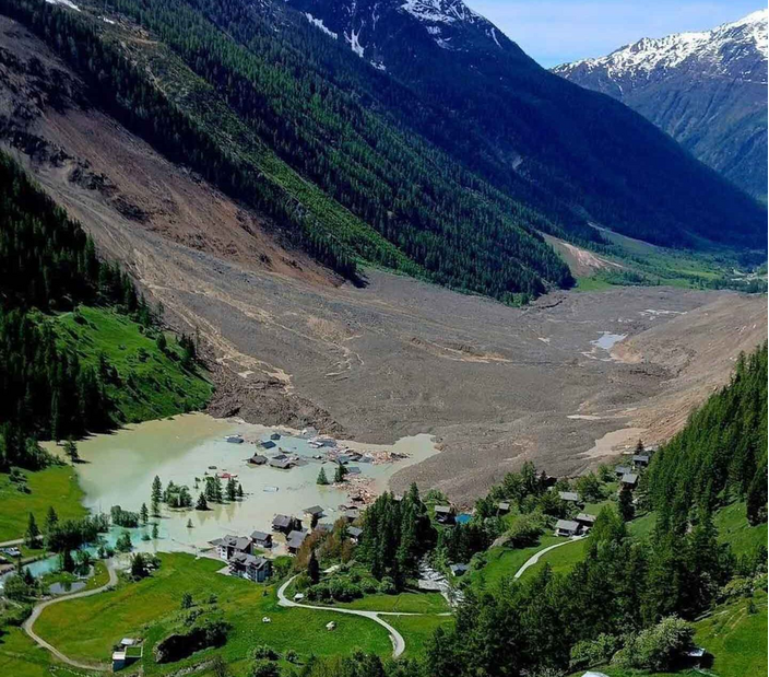 Foto gemaakt door Florin Biscu - Blatten - Eén dag na de aardverschuiving vormde een meer achter de nieuwe natuurlijke dam