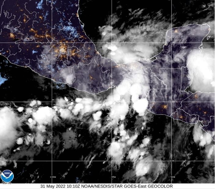 Foto gemaakt door NOAA-NHC - Het zuiden van Mexico - De restanten van orkaan Agatha trekken nu over het zuiden van Mexico, Guatemala en Belize,