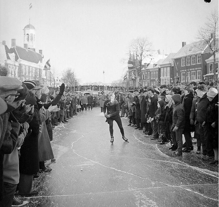 Foto gemaakt door Jac. de Nijs. - Dokkum - Reinier Paping passeert Dokkum tijdens de Elfstedentocht van 18 januari 1963. 