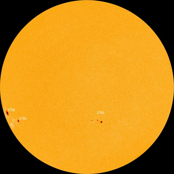 Foto gemaakt door SDO/HMI - De drie vlekken op de zon, vanochtend. 