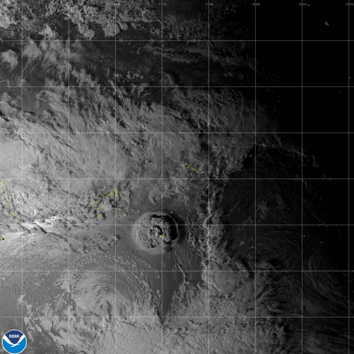 Foto gemaakt door NOAA GOES West - Het satellietbeeld na de uitbarsting van de vulkaan, net voor zonsondergang.