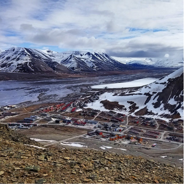 Foto gemaakt door Reinout van den Born. - Longyearbyen - Ons uitzicht tijdens de lunch op Longyearbyen.