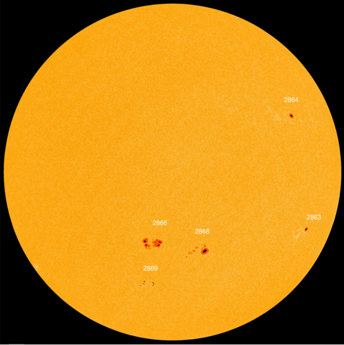 Foto gemaakt door SDO/HMI - Aan het oppervlak van de zon zijn vandaag 5 groepen zonnevlekken te zien. Een gevaar voor gevaarlijke uitbarstingen leveren ze niet op, 