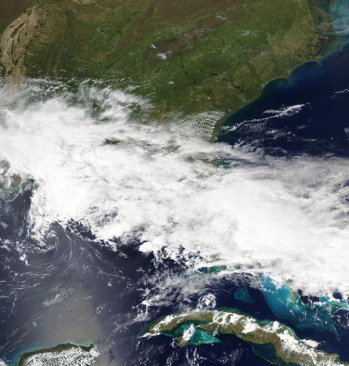 Foto gemaakt door NASA - Florida - Ongekende regenhoeveelheden in de Amerikaanse stad Fort Lauderdale. Er viel rond 650 millimeter, waarvan het overgrote deel in een periode van 6 tot 8 uur tijd.