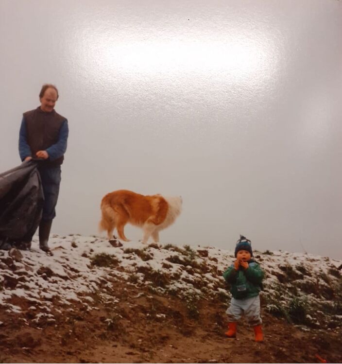 Ruurlosebroek - Jordi met zijn vader en de Schotse Collie op de boerderij in de koude winter van 1996