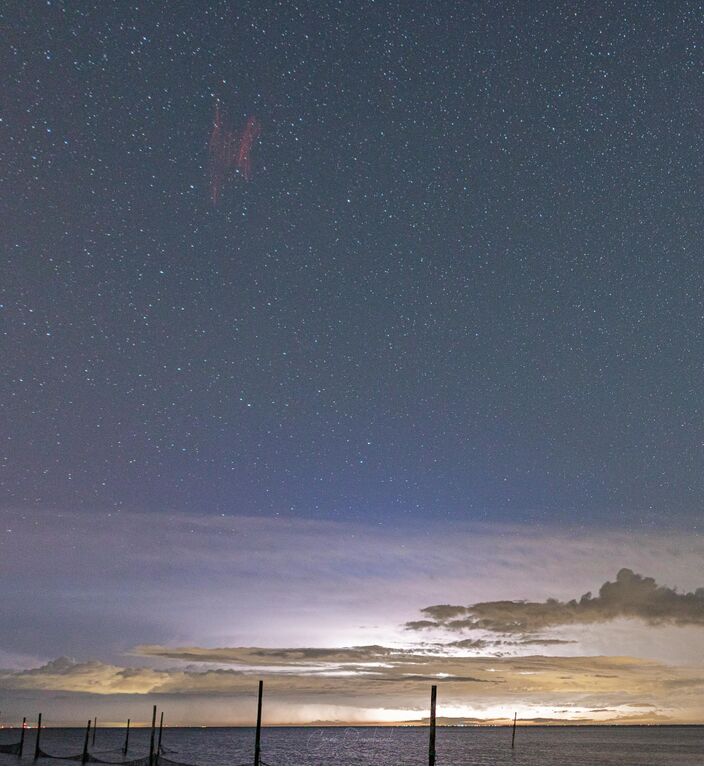 Foto gemaakt door Corné Ouwehand - Andijk - Onderin de onweersbui met bliksem, bovenin de sprites.
