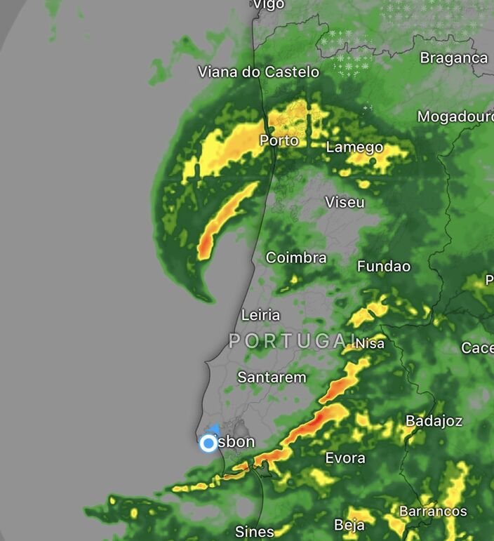 Radarbeeld met het neerslagfront van storm Kristin rond 5 uur in de ochtend. De sting jet was precies georiënteerd richting Leiria.