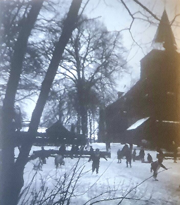 Foto gemaakt door Peter van den Born - Garderen - Schaatsen op het schoolplein in de schaduw van de kerk van Garderen,. Een foto uit de winter van 1979. 