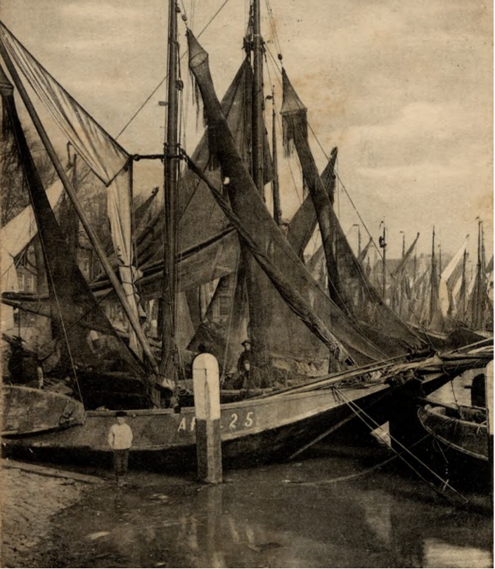 Foto gemaakt door Zeeuws Archief - Vlissingen - Hoewel het dit jaar meevalt, kan het in september behoorlijk spoken. In 1903 kwamen 13 vissers uit Arnemuiden in een storm op de Oosterschelde om het leven. Op de foto één van de later gezonken hoogaarzen. 