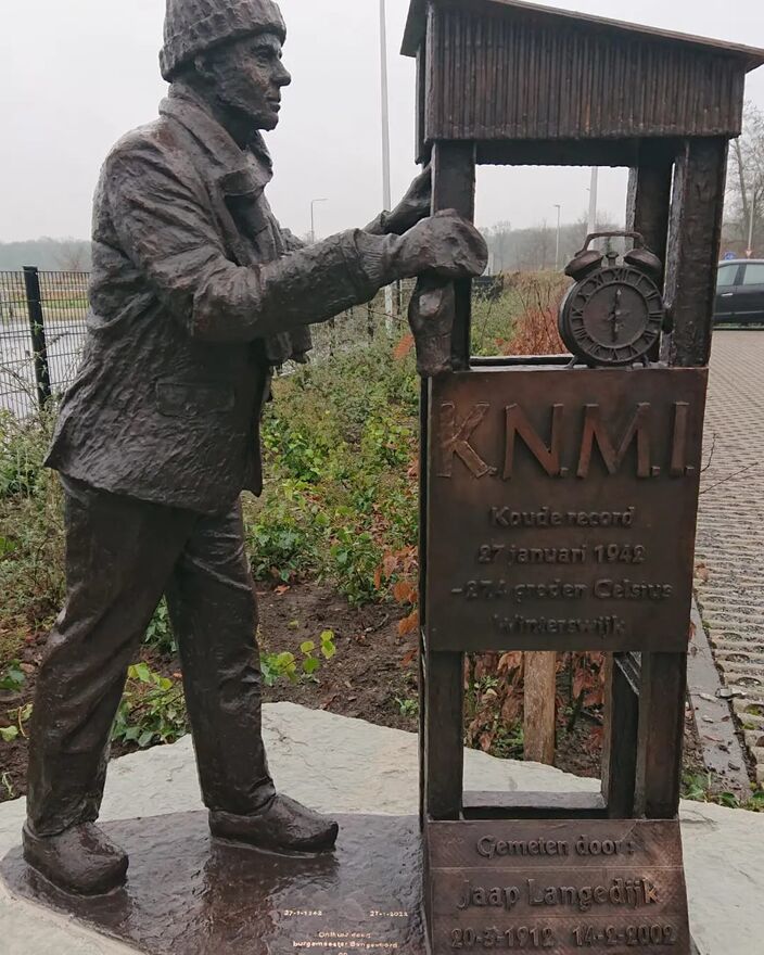 Foto gemaakt door Jordi Huirne - Winterswijk - Beeld van Jaap Langedijk die op 27-01-1942 in zijn weerhut in Winterswijk de laagste temperatuur ooit gemeten in Nederland aflas. Het is 80 jaar na dato in Winterswijk onthuld. 