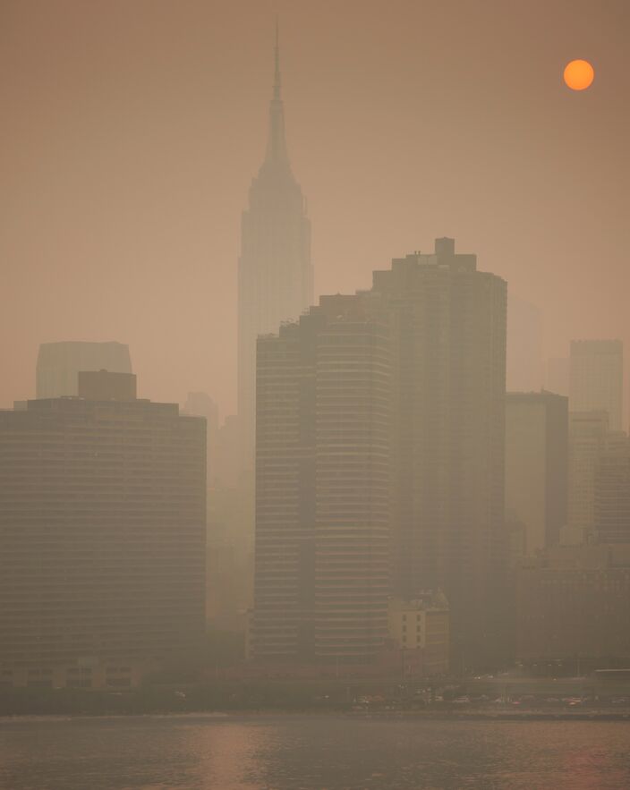 Foto gemaakt door Inga Sarda-Sorensen - New York City - De zonsondergang in New York ging schuil achter een nevelige rookmassa Foto gemaakt door Inga Sarda-Sorensen - New York City - De zonsondergang in New York ging schuil achter een nevelige rookmassa