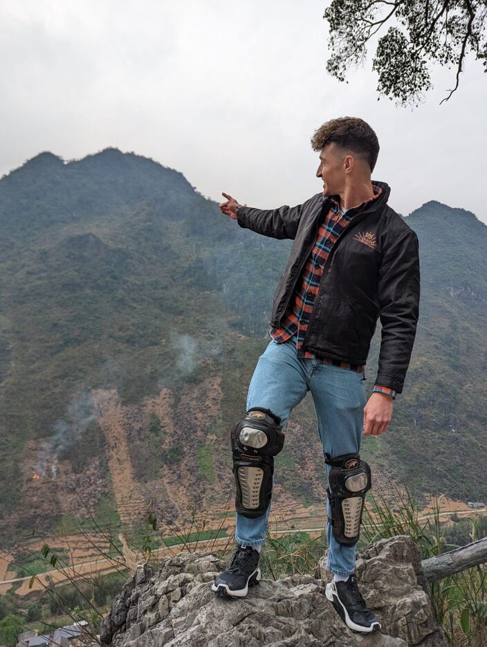 Foto gemaakt door Jordi Huirne - Hà Giang - In de bergen van Hà Giang hing veel smog. Volgens de verwachting zou het zonnig zijn, maar dat was niet zo. Achter mij branden boeren de berghellingen af. 