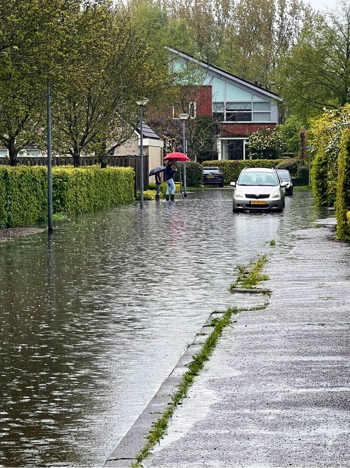 Foto gemaakt door Jeroen Hut - Haren - In Haren kon het riool de hoeveelheid water vanmiddag al niet meer aan: wateroverlast. De straten liepen onder en het toilet kon niet meer doorspoelen. Mogelijk komt het dit weekend op meer plaatsen tot wateroverlast.