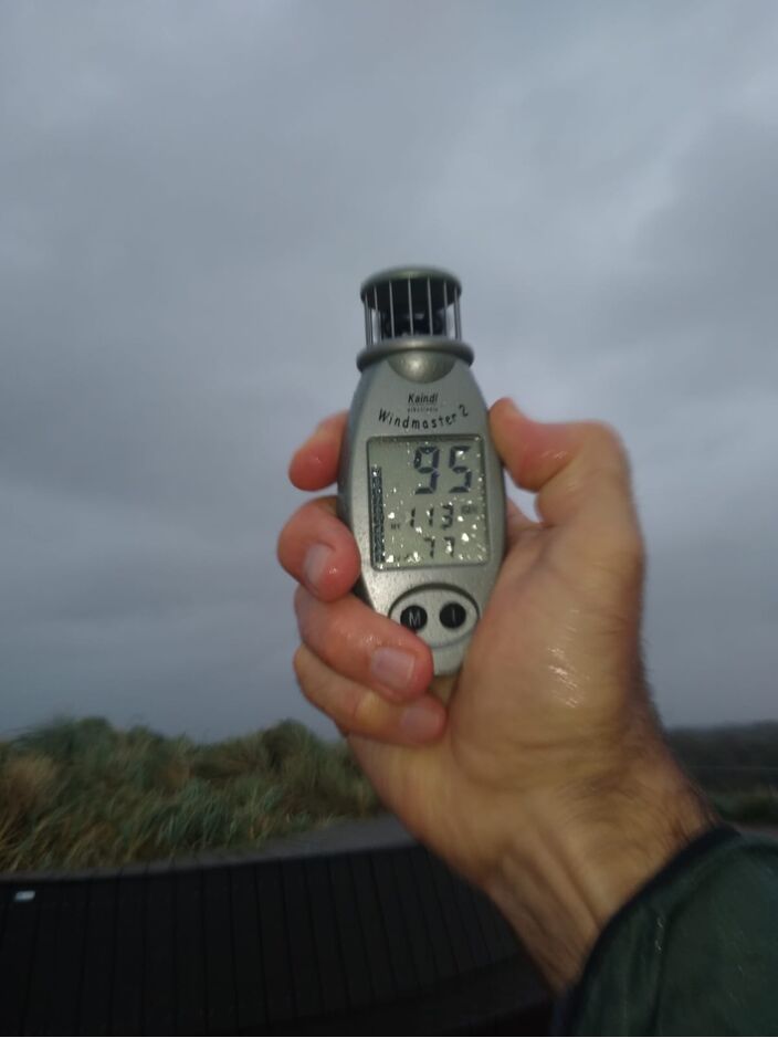 Foto gemaakt door Huib Lievense - Domburg - Onze weer.nl-waarnemer meet in de namiddag al zware windstoten aan de Zeeuwse kust!