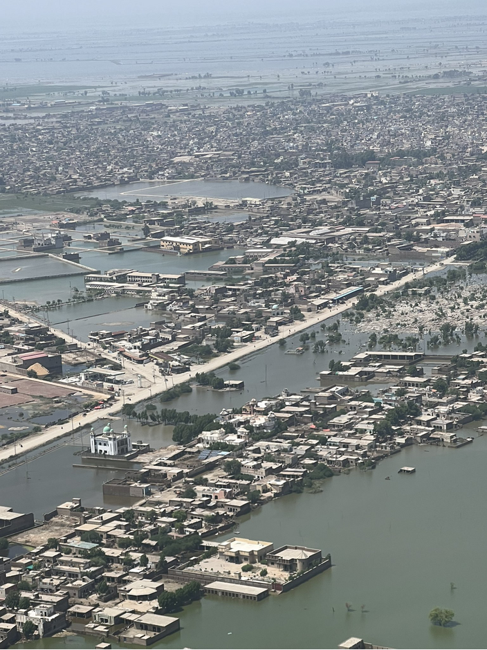 Foto gemaakt door Ali Hyder Junejo - Sindh - De overstromingen in Pakistan zetten in september hele steden onder water, zoals op deze foto vanuit de lucht te zien. 